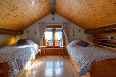 second bedroom with twin beds
